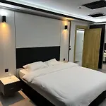 Hotel Kt & *